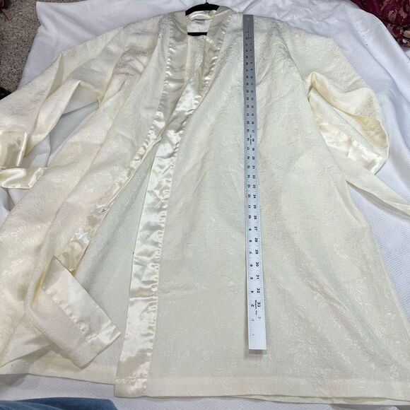 Morgan Taylor Intimates Cream Textured Short Robe Attached Belt - Picture 5 of 10